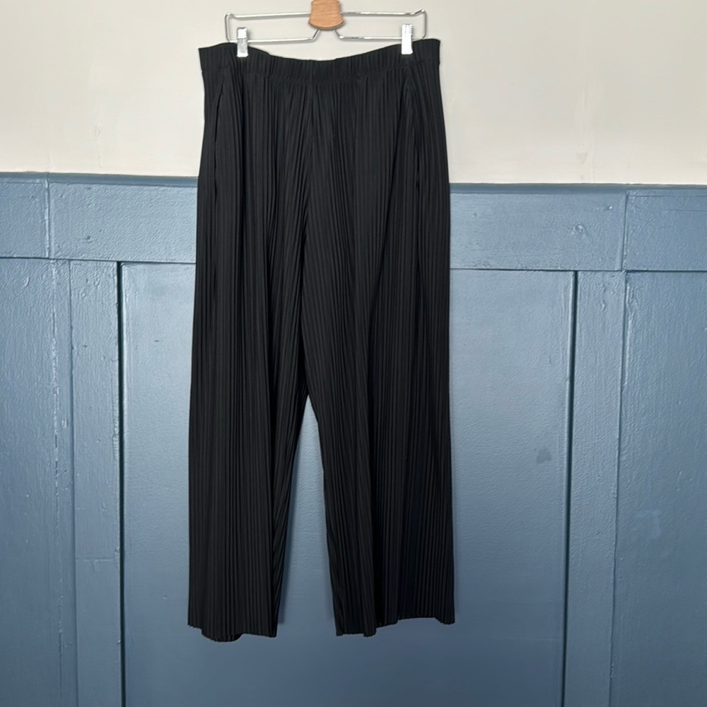 Gently used women's black COS wide leg pleated pants size Large